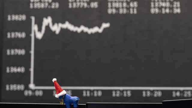 Panel de la Bolsa de Fráncfort en la que aparece la figura de un toro, símbolo de alzas bursátiles, en las navidades de 2020.