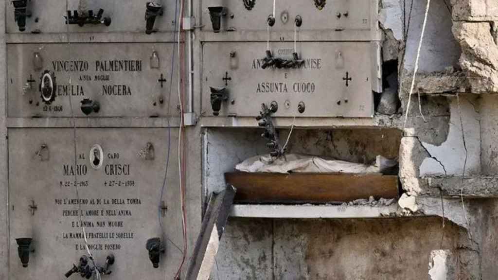 Parte del edificio derruido en el cementerio de Nápoles.