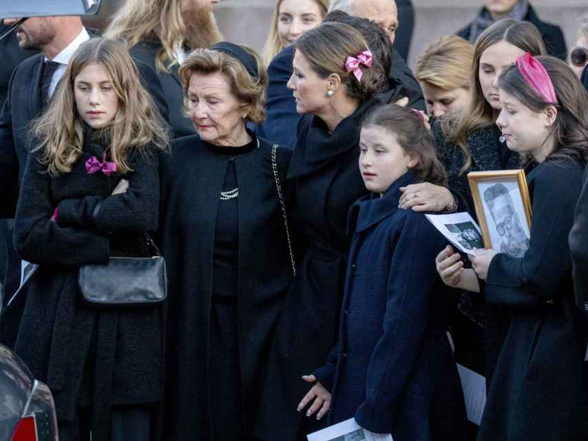 La reina Sonia, Marta Luisa y sus tres hijas en el entierro de Ari Behn.