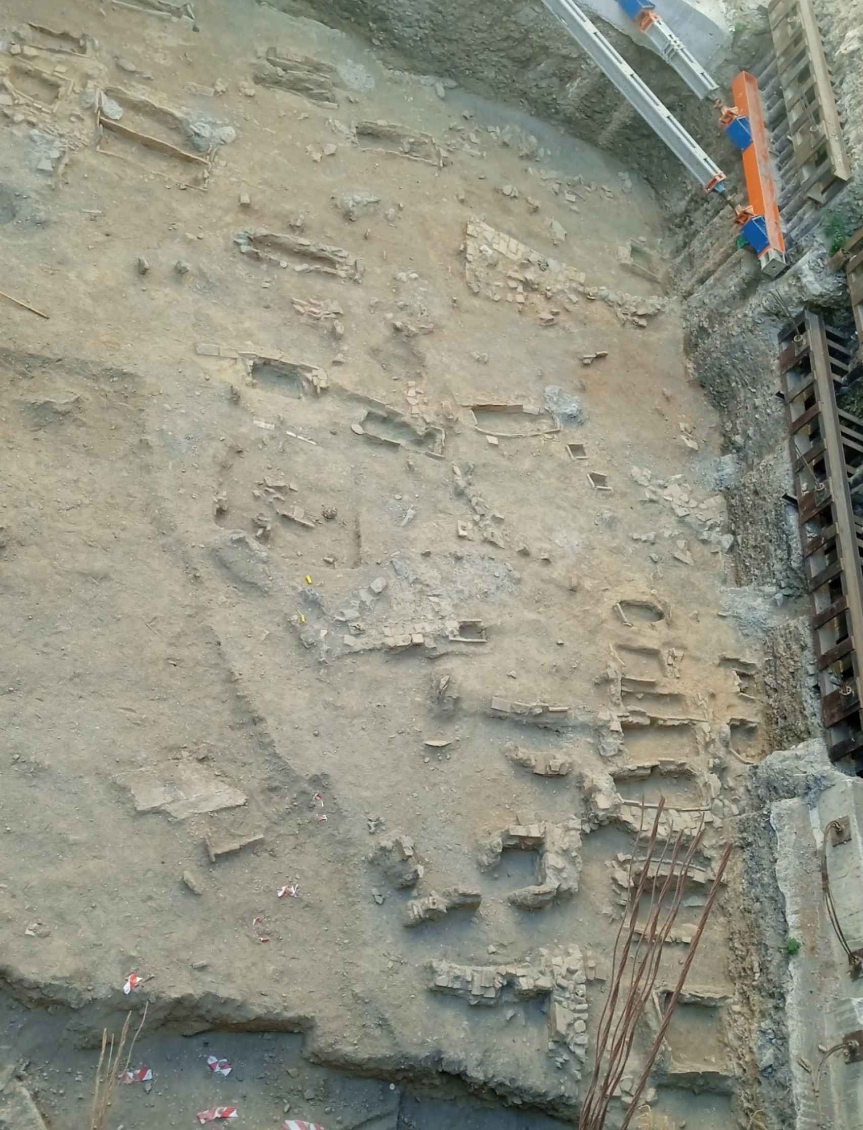 Vista general de la excavación arqueológica en el solar donde se proyecta el hotel de Gerard Piqué.