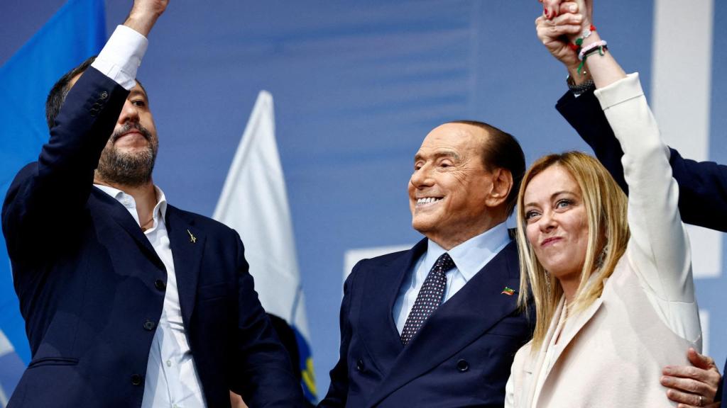 Giorgia Meloni on the campaign trail with Berlusconi and Salvini (far left).