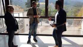 Los diputados Javier Gutiérrez y Javier Sendra visitan las obras de las nuevas dependencias municipales de Famorca, subvencionadas por la institución