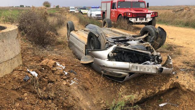 Vehículo accidentado en San Cristóbal de Entreviñas