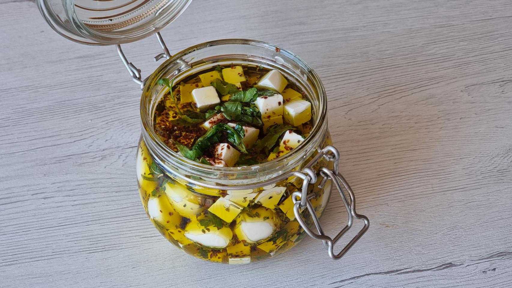 Canapés Fáciles De Queso Marinado Con Hierbas, Un Aperitivo Frío Y ...