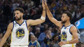 Klay Thompson y Stephen Curry durante el partido frente a Lakers.