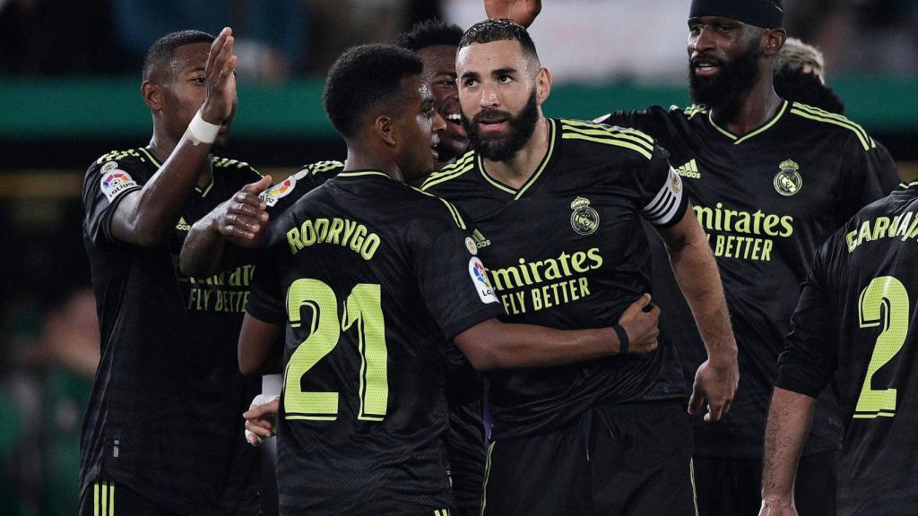 Los jugadores del Real Madrid felicitan a Benzema por su gol
