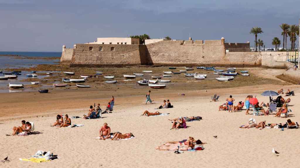 La playa de La Caleta durante un fin de semana de otoño en Cádiz, a 15 de octubre de 2022.