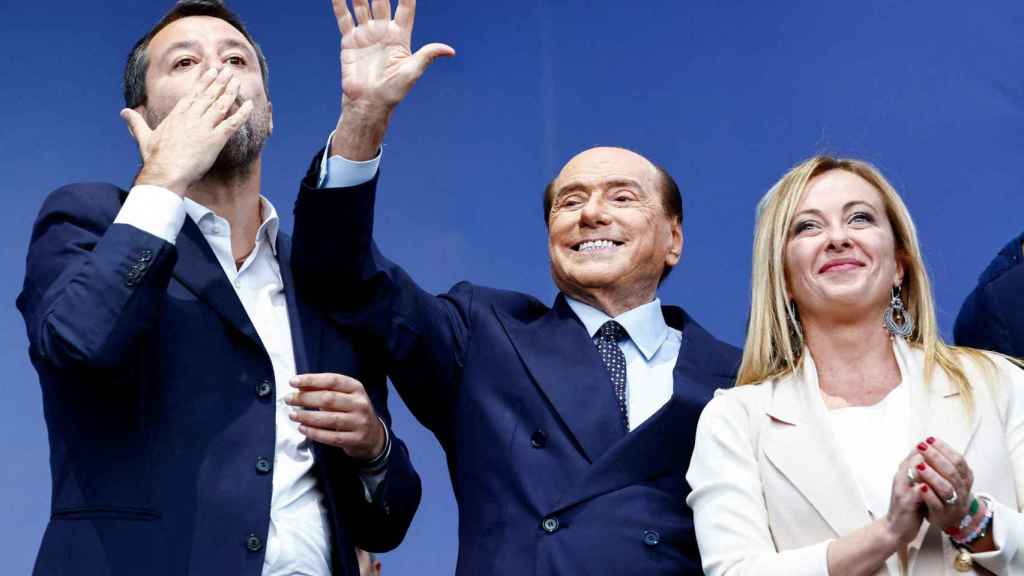 Matteo Salvini, Silvio Berlusconi y Giorgia Meloni en el mitin de clausura de la campaña en Italia.