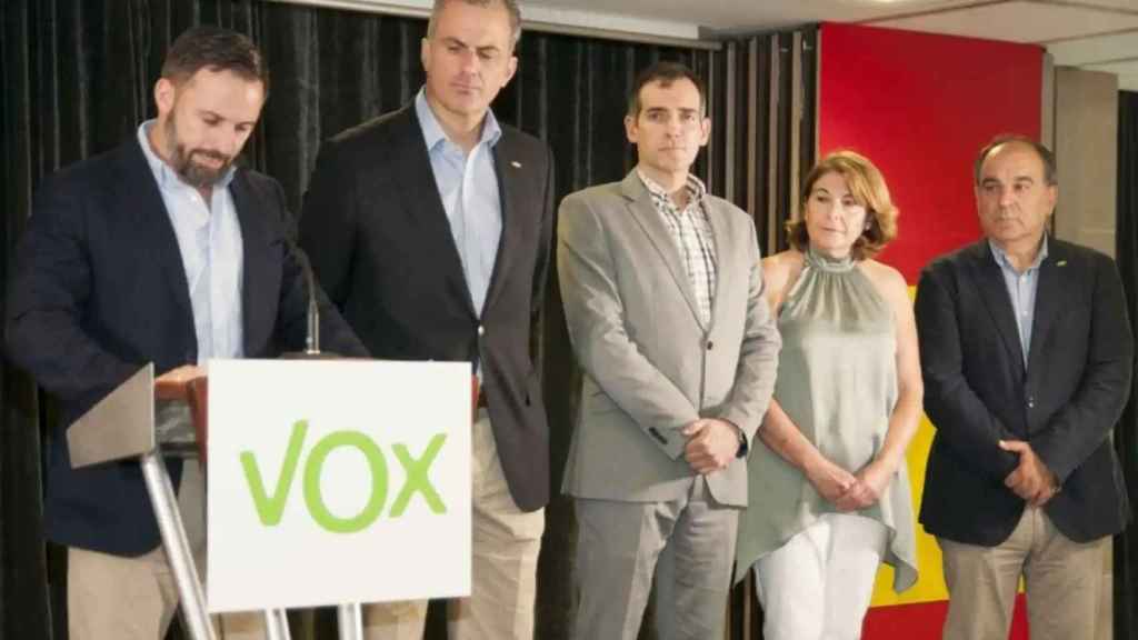 El líder de Vox, Santiago Abascal, junto a Javier Ortega Smith, y los entonces diputados de Vox en Murcia, Juan José Liarte, Mabel Campuzano y Francisco Carrera.