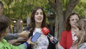 Rita Maestre explica a la prensa la propuesta de Más Madrid para regular el uso del espacio público.