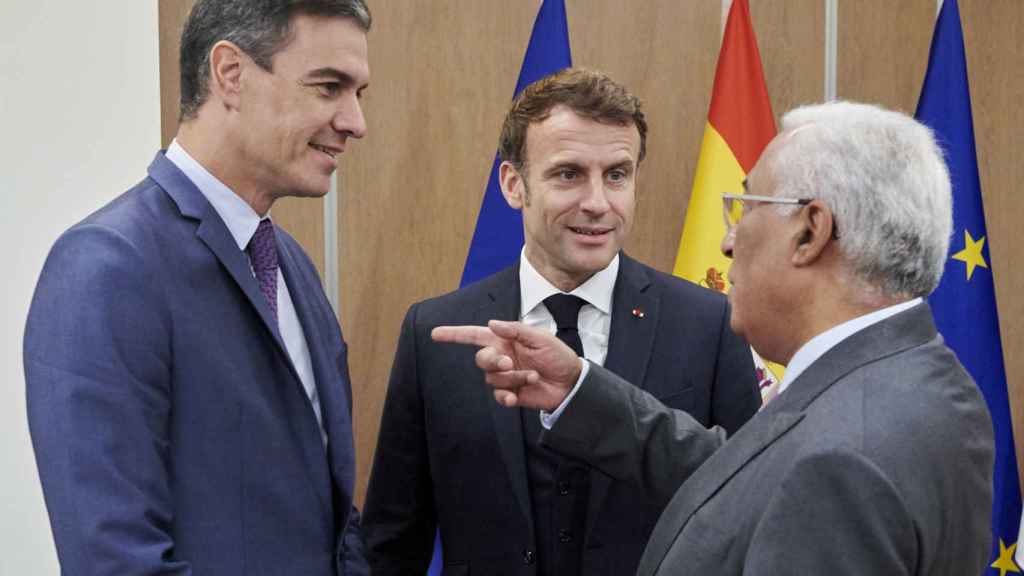 Pedro Sánchez, Emmanuel Macron y António Costa, este jueves en Bruselas antes de su reunión sobre el MidCat.