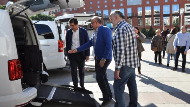 El presidente de la Diputación de Ciudad Real, José Manuel Caballero, observando un taxi adaptado