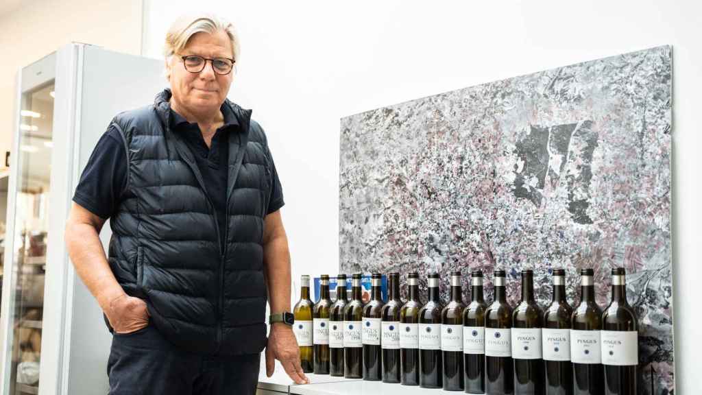 Peter Sisseck posa junto a una selección de botellas Pingus