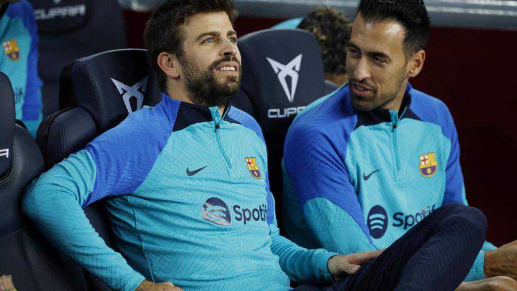 Piqué y Busquets, en el banquillo.