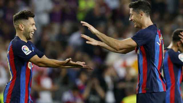 Lewandowski y Jordi Alba celebran un gol