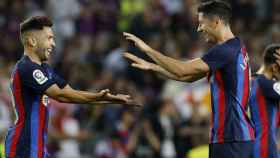 Lewandowski y Jordi Alba celebran un gol