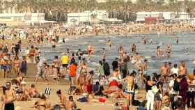 Las playas de Valencia, con miles de personas este 16 de octubre.