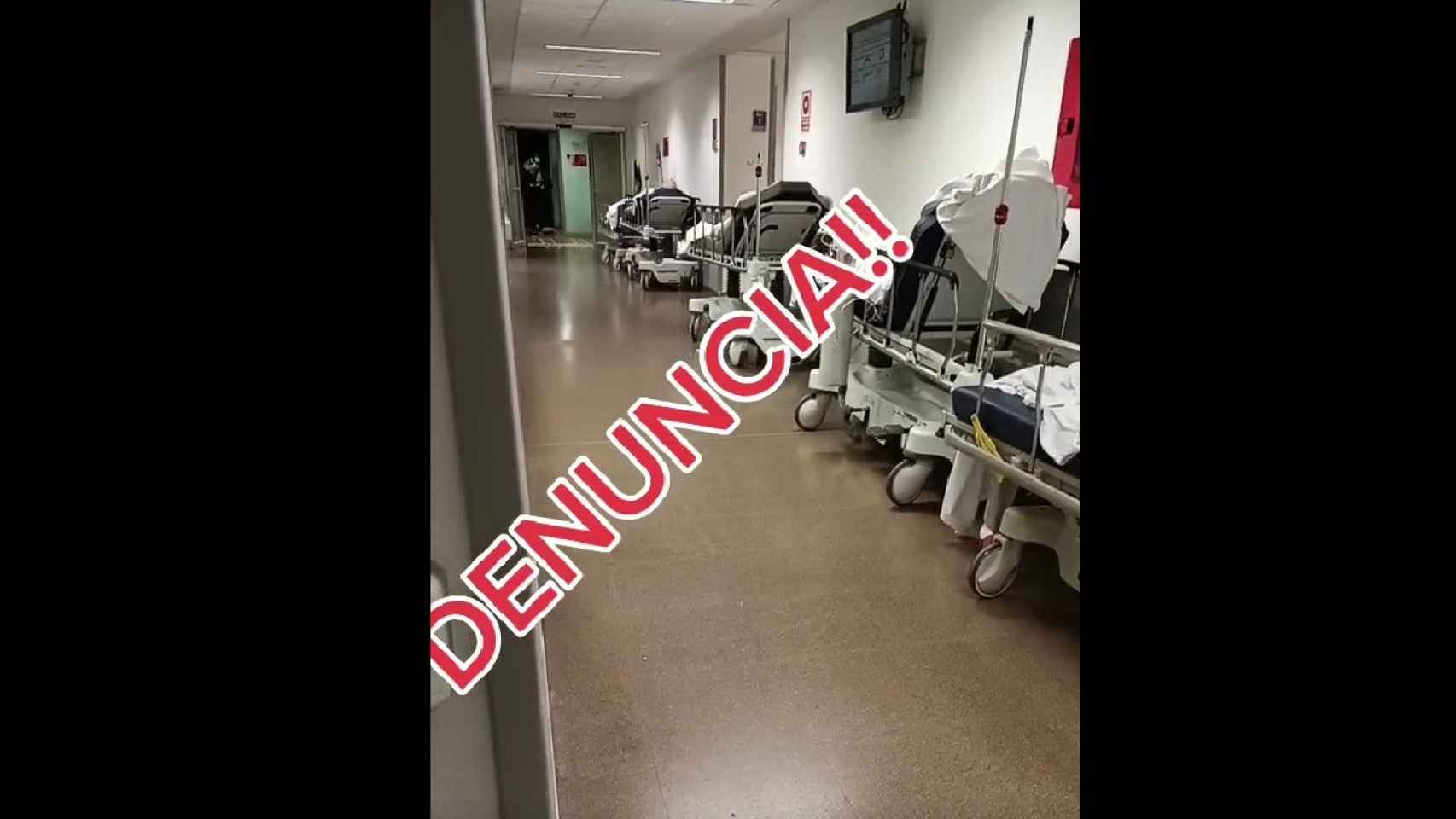 Las camillas se agolpan en los pasillos del Hospital de Torrevieja en un vídeo que se ha hecho viral.