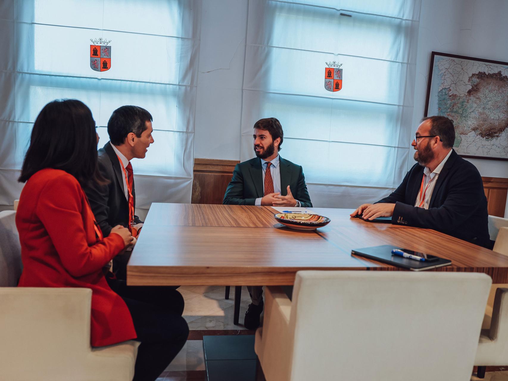 Reunión entre el vicepresidente de la Junta, Juan García-Gallardo, y la Fundación EXECyL, este miércoles.