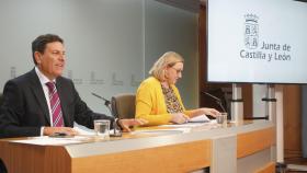 Carlos Fernández Carriedo junto a Isabel Blanco durante la rueda de prensa posterior al Consejo de Gobierno