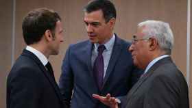 El presidente del Gobierno, Pedro Sánchez, el presidente de Francia, Emmanuel Macron, y el primer ministro de Portugal, António Costa