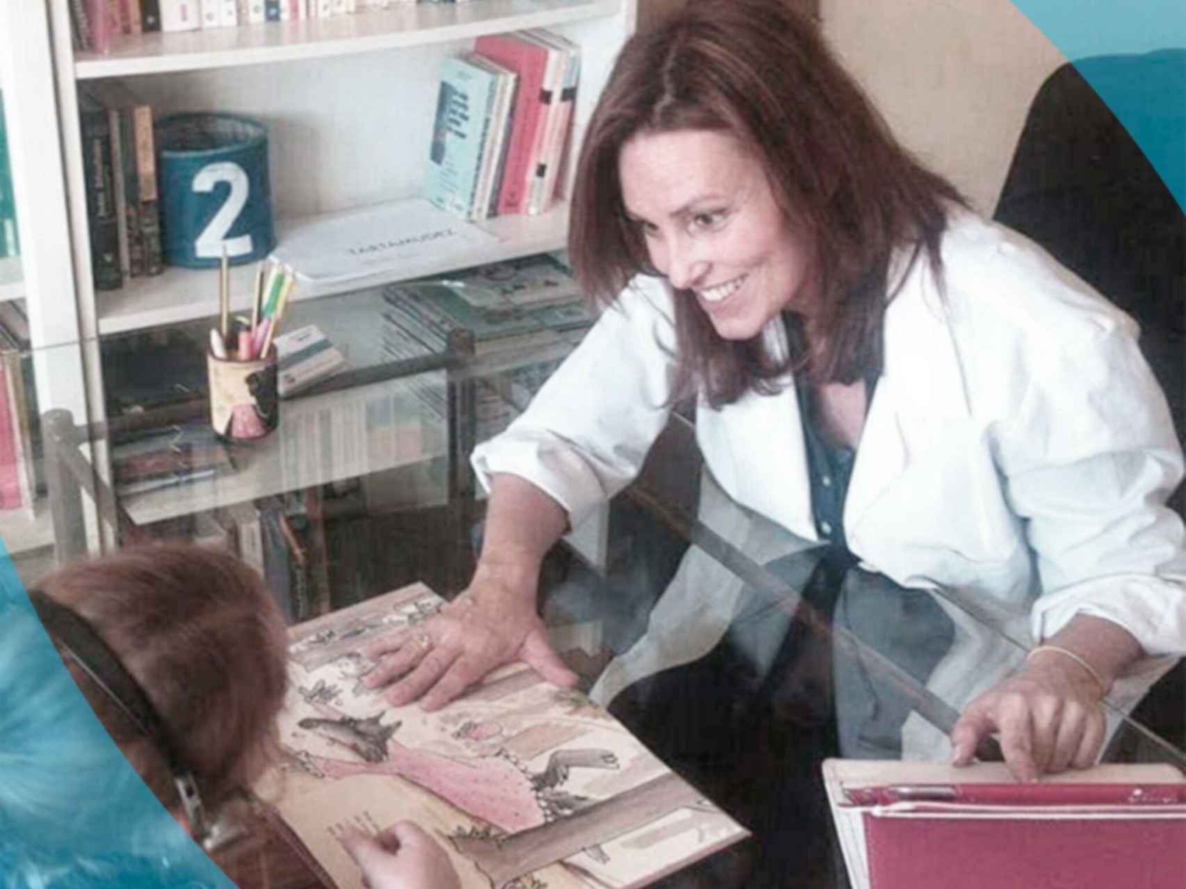La logopeda Raquel Escobar durante una terapia infantil