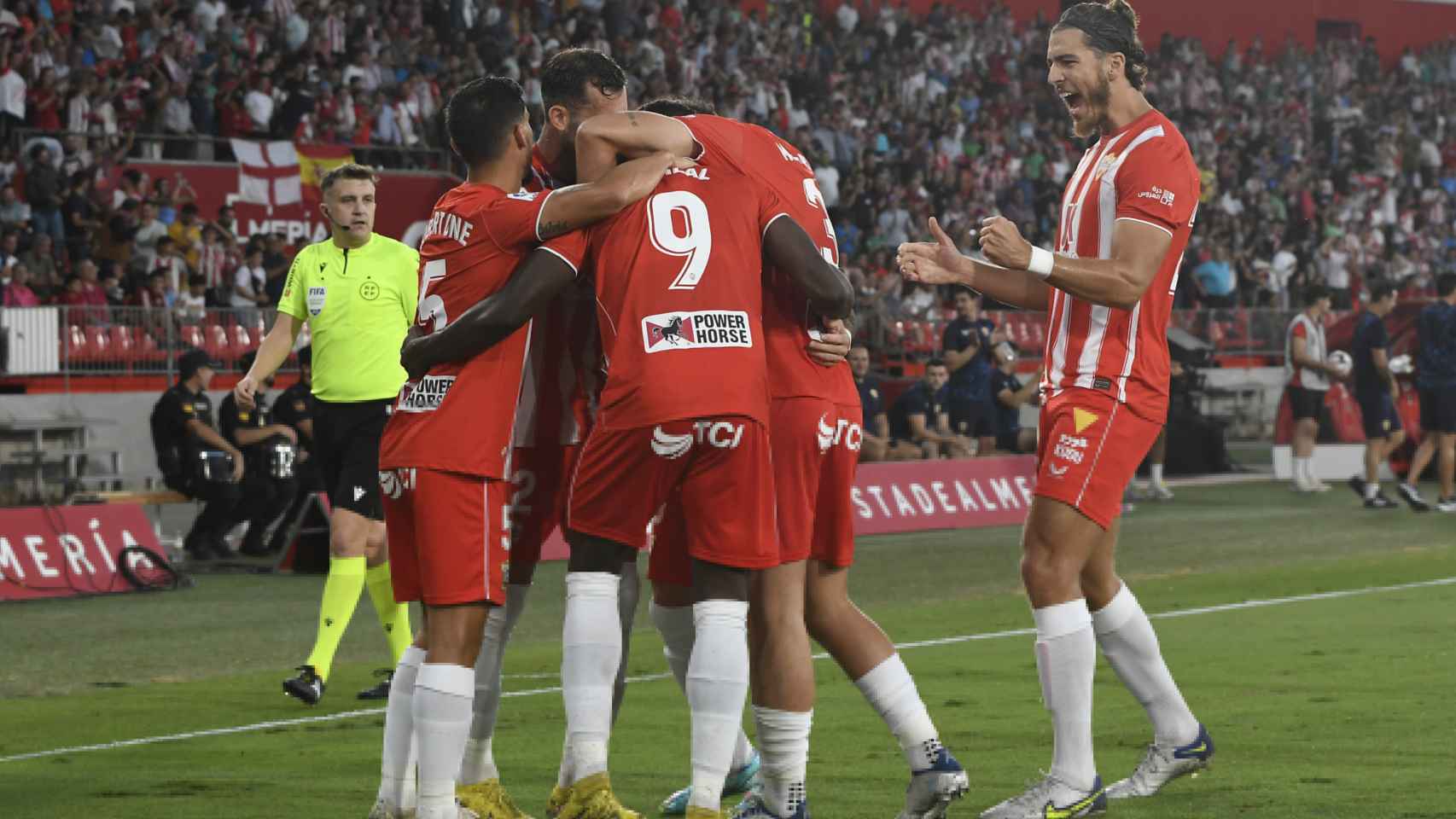 Los jugadores del Almería celebran uno de los goles ante el Girona.