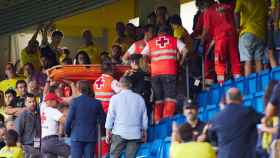 Equipos sanitarios atendiendo a un aficionado en las gradas del Estadio Nuevo Mirandilla
