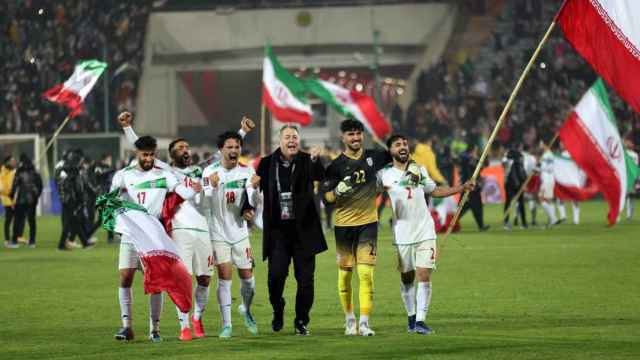 El seleccionador de Irán, Daragan Scocic, y sus jugadores celebran el pase al Mundial de Qatar