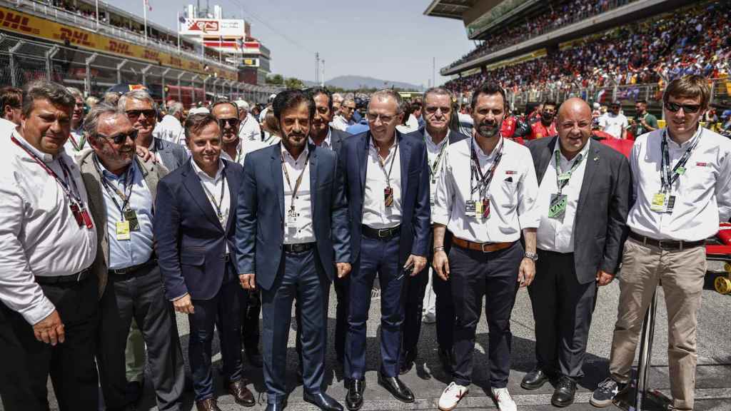 Mika Häkkinen,  Mohammed Ben Sulayem, Stefano Domenicali y Roger Torrent en el Gran Premio de España 2022 en Montmeló