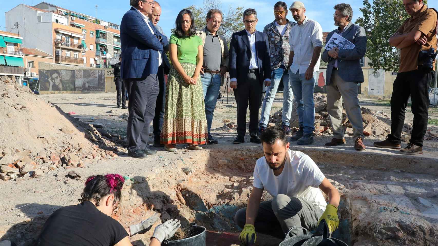 El ministro de Presidencia, Félix Bolaños, el pasado viernes en la excavación de una fosa de la Guerra Civil en Entrevías (Madrid).