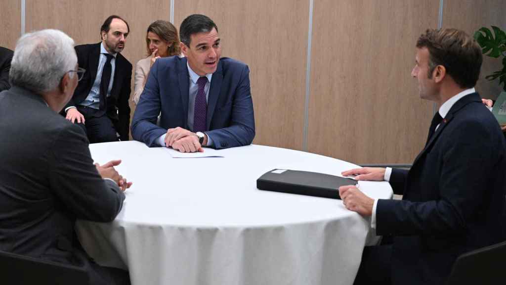 Pedro Sánchez, Antonio Costa y Emmanuel Macron, durante la reunión de este jueves en Bruselas