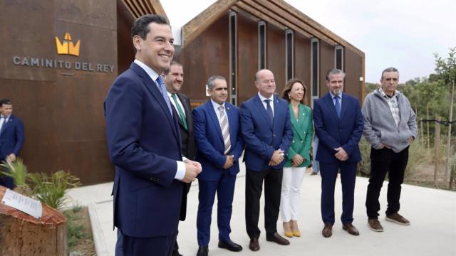 Foto de familia en su visita al Centro de recepción de visitantes del Caminito del Rey.