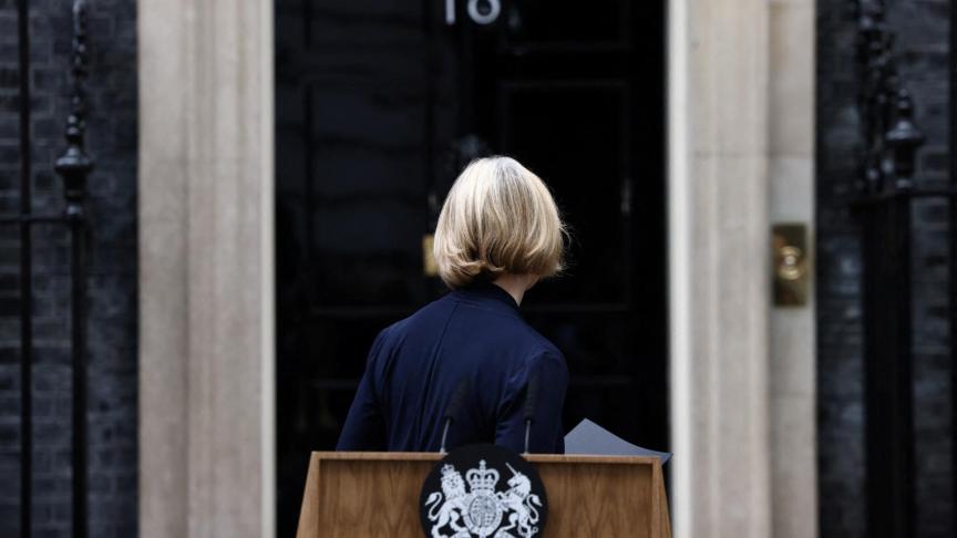 La primera ministra del Reino Unido, Liz Truss, tras anunciar su renuncia en Downing Street.