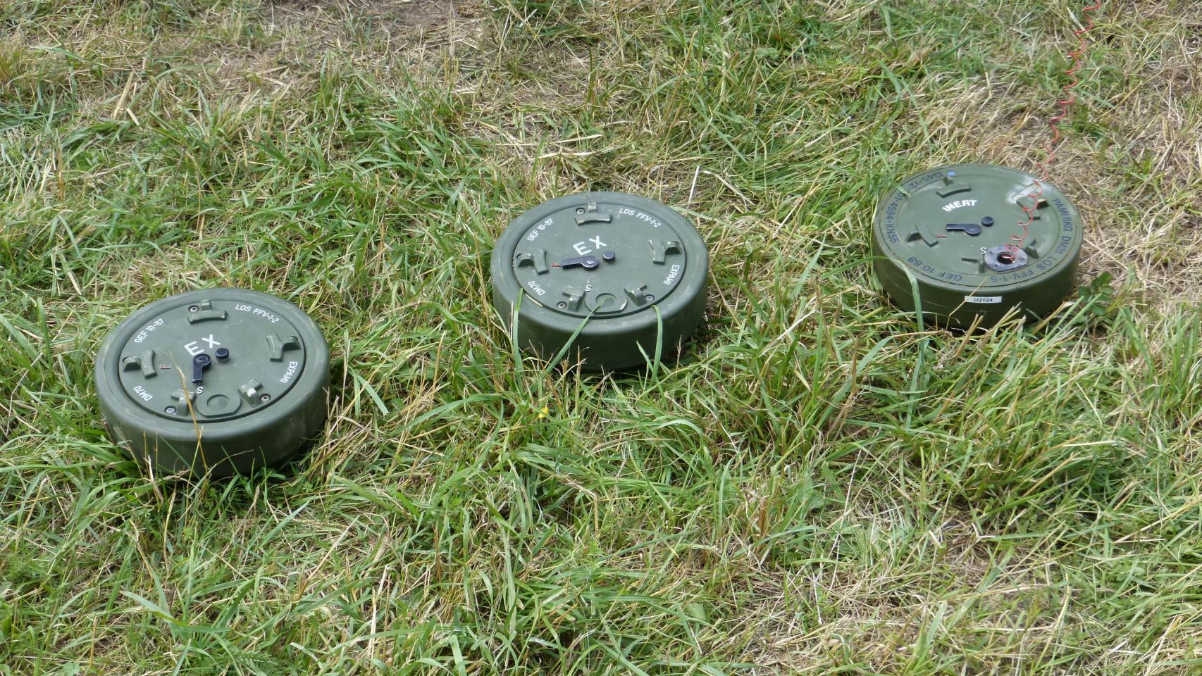 Мина дм. Лэндмайн (фугас). Anti-Tank and Anti-personnel mine. Anti-personnel Landmine ( Land mine ) is under surface of ground. H. Can you Trick a Landmine Bomb.