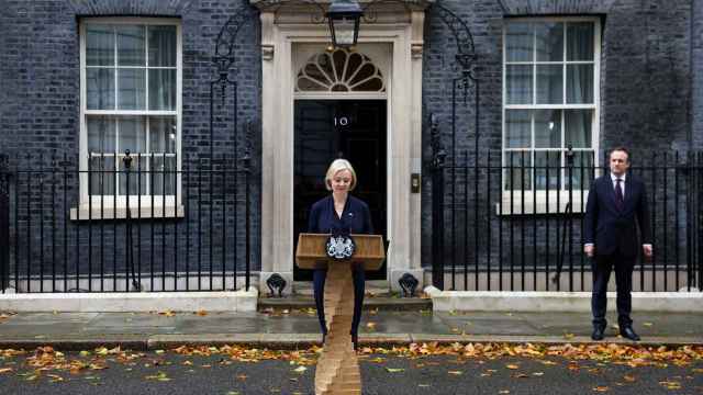 La primera ministra británica, Liz Truss, anuncia su dimisión.