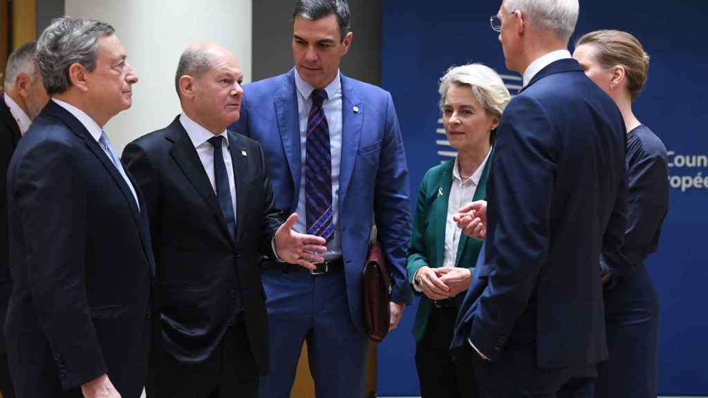 Pedro Sánchez, Olaf Scholz y Mario Draghi, durante la cumbre de este viernes en Bruselas