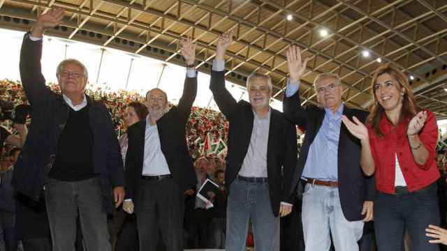 Felipe González y Alfonso Guerra en un mitin electoral junto a Alfredo Pérez Rubalcaba, José Antonio Griñán y Susana Díaz en 2011 en Sevilla.