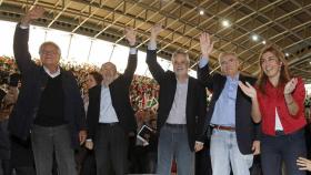 Felipe González y Alfonso Guerra en un mitin electoral junto a Alfredo Pérez Rubalcaba, José Antonio Griñán y Susana Díaz en 2011 en Sevilla.