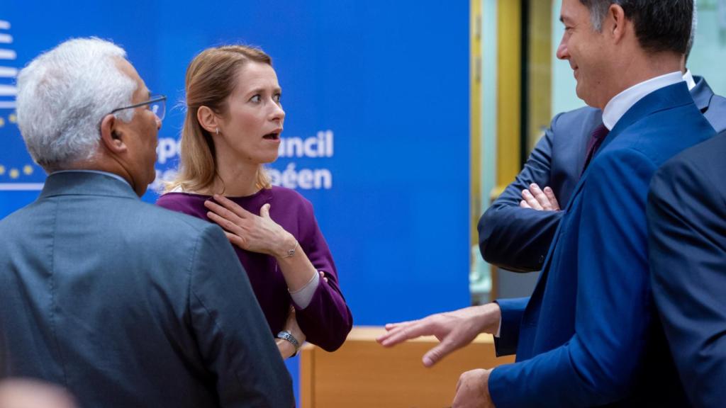 Estonian Prime Minister Kaja Kallas talks with her counterparts from Belgium and Portugal during the European Council this Friday