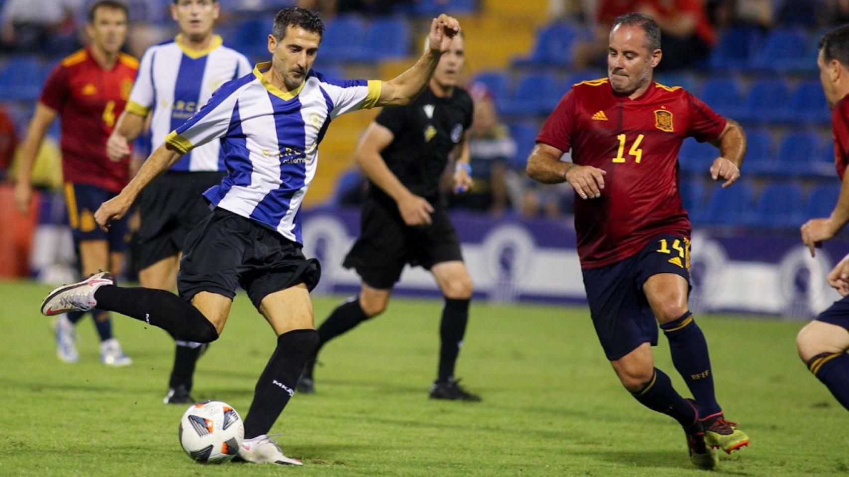 Los veteranos del Hércules levantan el partido contra las Leyendas de España  y empatan (3-3)