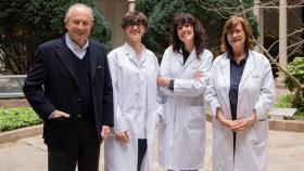 Eduard Tolosa y Maria José Martí junto al equipo del proyecto Envejecimiento Cerebral Saludable.