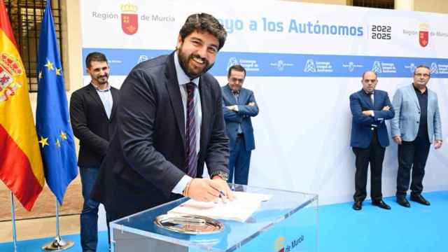 López Miras, este viernes, firmando el plan estratégico para potenciar a los autónomos en Murcia.