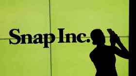 Una mujer frente al logo de Snap en la Bolsa de Nueva York.