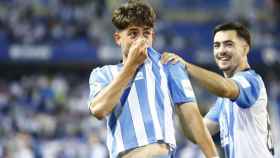 Dani Lorenzo celebra el gol que le marcó al Lugo y se besa el escudo del Málaga CF