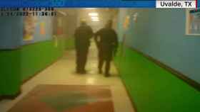 Imágenes de la cámara de uno de los agentes en el interior de la escuela de Uvalde ofrecidas por CNN.
