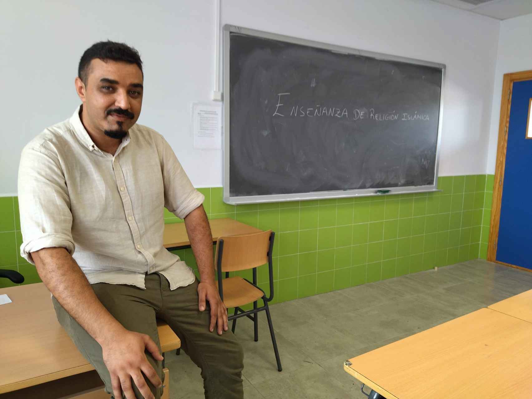 Mohammed Khadim, uno de los doce profesores habilitados en la Región de Murcia para impartir Religión Islámica, este miércoles, posando en un aula del instituto Sabina Mora de Roldán.