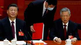 Xi Jinping junto con Hu Jintao en el momento en el que un funcionario le insta a abandonar el Congreso del Partido Comunista Chino