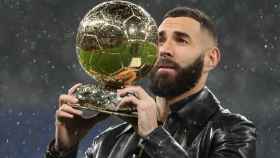 Benzema ofrece el Balón de Oro al público del Bernabéu