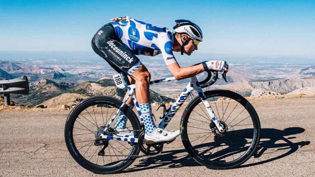 Jay Vine, en posición aerodinámica en La Vuelta